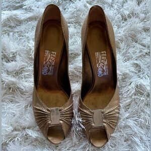 Salvatore Ferragamo Tiberia Metallic Gold Peep Toe Heels Made in Italy Size 8.5B